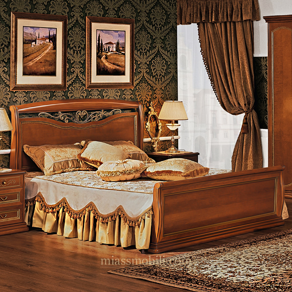 Двуспальная кровать с кованым элементом и прямой ножной спинкой