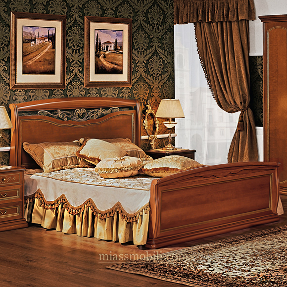 Двуспальная кровать с кованым элементом и гнутыми спинками